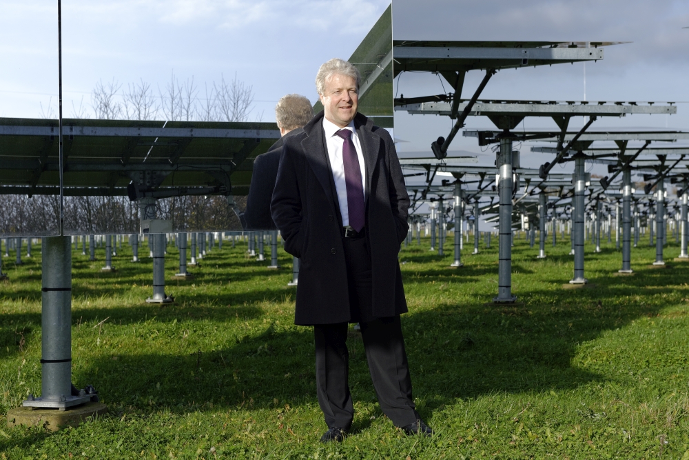 Prof. Hoffschmidt vor Solarspiegeln. (Foto: Peter Winandy)