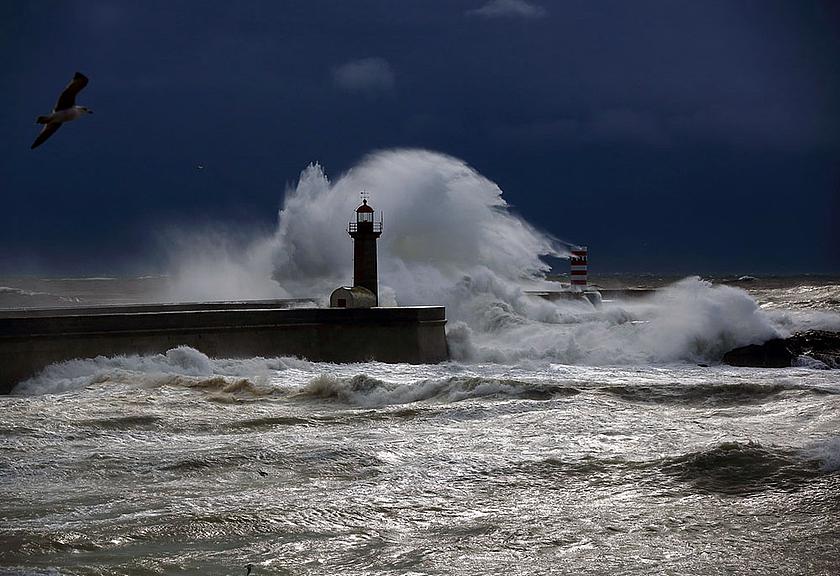 Die stürmische Atlantik-Küste in Portugal. Klimabedingte extreme Wetterereignisse sollen laut dem Bericht der Europäischen Umweltagentur zukünftig immer häufiger auftreten. (Foto: <a href="https://www.flickr.com/photos/jamoutinho/8409440025" target="