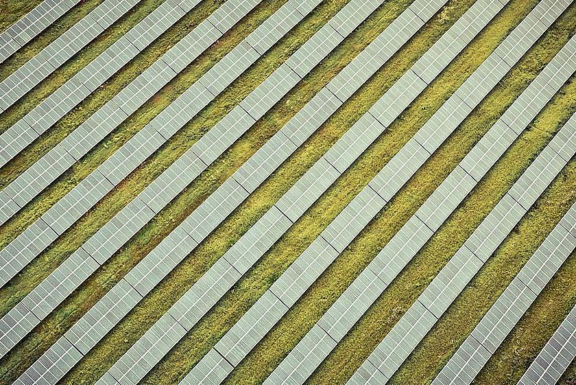 In vielen deutschen Gemeinden sind Solarparks immer noch unbewacht und daher ein lukratives Ziel für Diebe. Gut organisierte Diebesbanden stehlen daher fast täglich teure Solarmodule sowie Wechselrichter. (Foto: <a href="https://www.flickr.com/photos/ma
