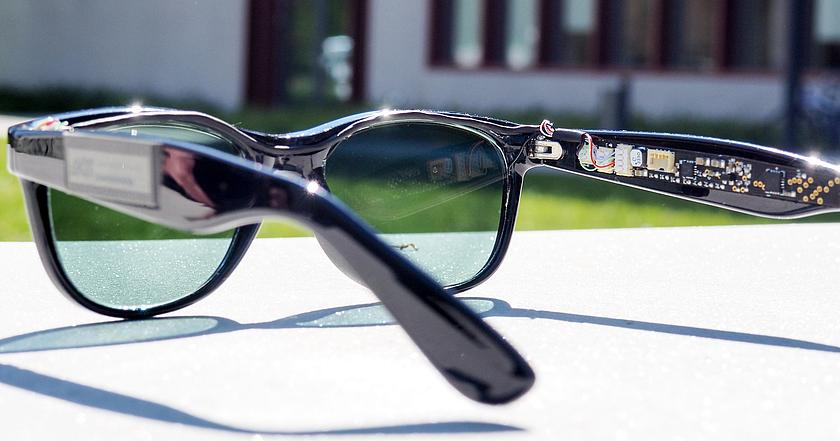 Forscher am Karlsruher Institut für Technologie (KIT) stellen in der Fachzeitschrift Energy Technology eine Sonnenbrille mit farbigen, halbtransparenten Solarzellen in den Glasflächen vor. Die Einsatzmöglichkeiten gehen weit darüber hinaus. (Foto: © 