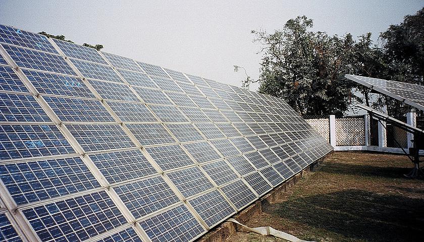 Solarpanels einer Speicherstation in Indien. (Foto: <a href="https://www.flickr.com/photos/hiyori13/31689571" target="_blank">hiroo yamagata / flickr.com</a>, <a href="https://creativecommons.org/licenses/by-sa/2.0/" target="_blank">CC BY-SA 2.0</a>)