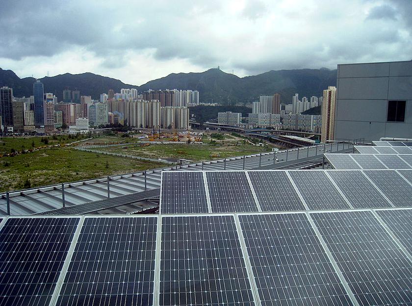 Bis 2020 will China 138 Milliarden Euro allein in die Solarenergie investieren. (Foto: © <a href="https://commons.wikimedia.org/wiki/File:Electrical_and_Mechanical_Services_Department_Headquarters_Photovoltaics.jpg">WiNG</a>, <a href="https://creativecom