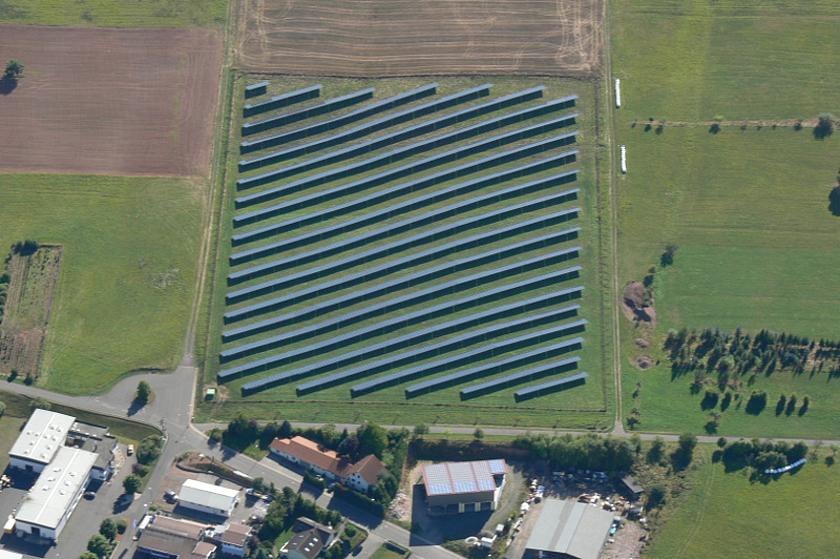 Photovoltaik-Freiflächenanlage. (Bild: Naturstrom AG)