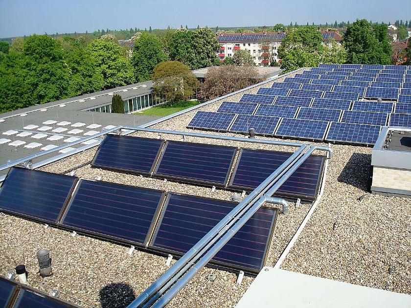 Passt gut zusammen: im Vordergrund Sonnenkollektoren auf dem Dach der Universität Speyer, dahinter Photovoltaikanlage. (Foto:  Wikimedia.Commons / Claus Ableiter - Eigenes Werk / CC BY-SA 3.0 / https://commons.wikimedia.org/w/index.php?curid=20298127)