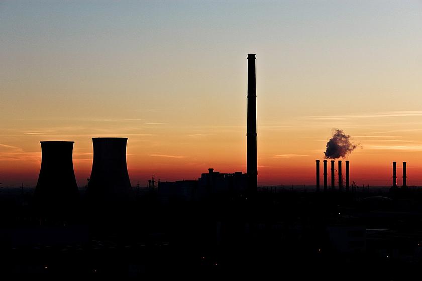 Bis zum Jahr 2025 möchte Großbritannien komplett aus der Kohleverstromung austreten. Gleichzeitig setzt die Regierung immer mehr auf Kernenergie und lässt weitere Atomkraftwerke bauen. (Foto: <a href="https://pixabay.com/de/luftverschmutzung-backlit-ko