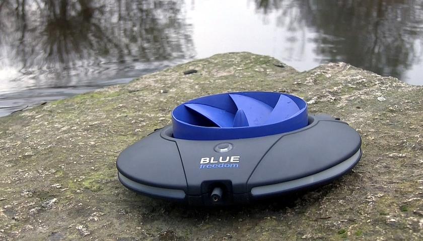Das portable USB-Ladegerät Blue Freedom Portable kann an Fließgewässern aufgeladen werden. (Quelle © Blue Freedom)