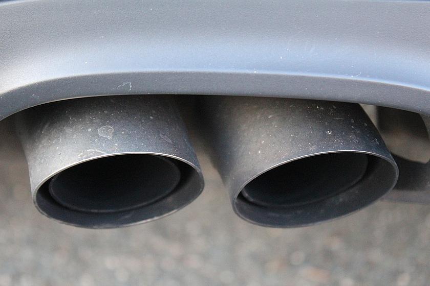 Der Dieselanteil am gesamten Kraftstoffabsatz erreichte mit 65 Prozent laut Statistischem Bundesamt einen neuen Rekordwert. (Foto: <a href="https://pixabay.com/de/auspuff-auto-grau-abgase-517799/" target="_blank">Paulina101 / pixabay.com</a>, CC0 Public D