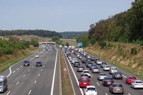 Autos auf einer Autobahn im Stau