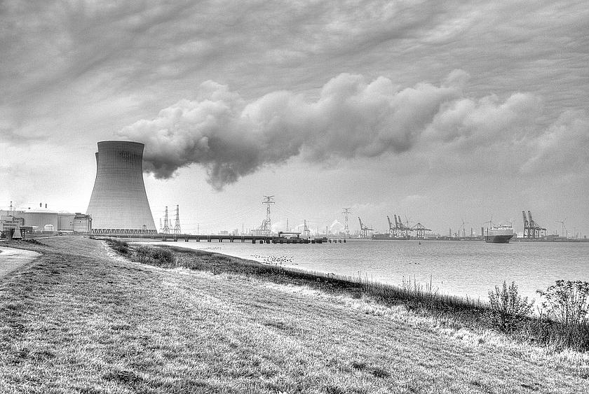 Das umstrittene Kernkraftwerk Doel, nördlich von Antwerpen an der Grenze zu den Niederlanden. (Foto: <a href="https://flic.kr/p/dy2tWD" target="_blank">Lennart Tange / flickr.com</a>, <a href="https://creativecommons.org/licenses/by/2.0/" target="_blank"