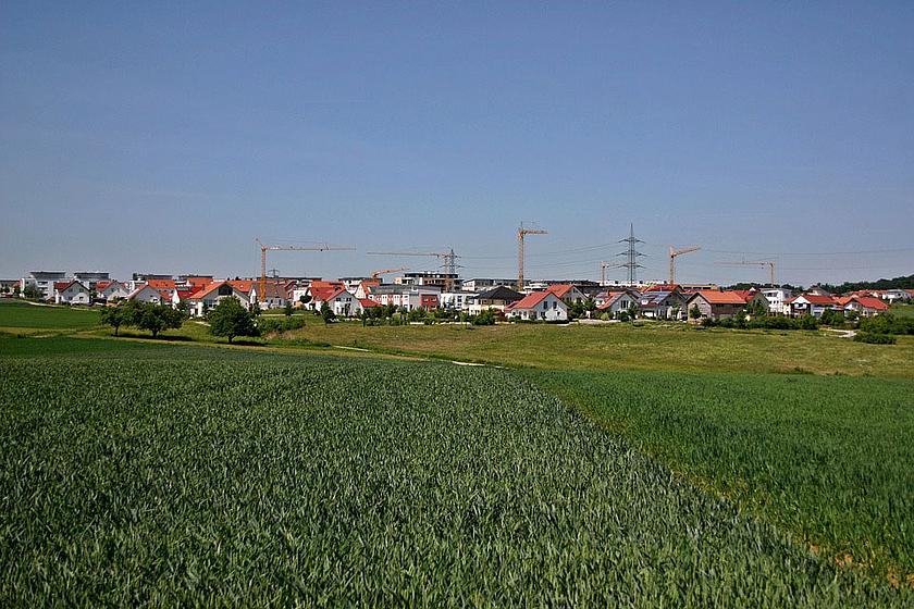 Die Baurechtsnovelle im Bundestag sieht neben einer Verdichtung der Innenstädte auch Erleichterungen für neue Gebäude auf Natur- und Ackerflächen am Rand bestehender Siedlungen vor. (Foto: <a href="https://pixabay.com/" target="_blank">pixabay</a>, <a