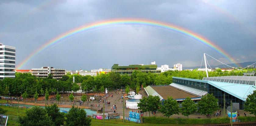 Regenbogen über der Stadt Karlsruhe