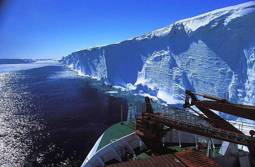 Die Ablösung und Bildung von Eisbergen ist ein natürlicher Prozess, die Klimaerwärmung beschleunigt den Prozess jedoch. Die Antarktis gehört dabei zu den am schwersten betroffenen Regionen weltweit. (Foto: <a href="https://commons.wikimedia.org/w/inde