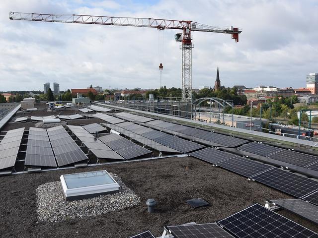 Photovoltaik-Module auf einem Flachdach in Berlin
