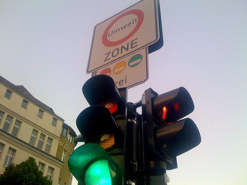 In Umweltzonen gilt schon jetzt die Pflicht für eine rote, gelbe oder grüne Plakette. Ob es jemals auch eine blaue Plakette geben wird, die alte Dieselfahrzeuge aus den Innenstädten verbannt, ist fraglich. (Foto: © GillyBerlin, flickr.com/photos/gilly