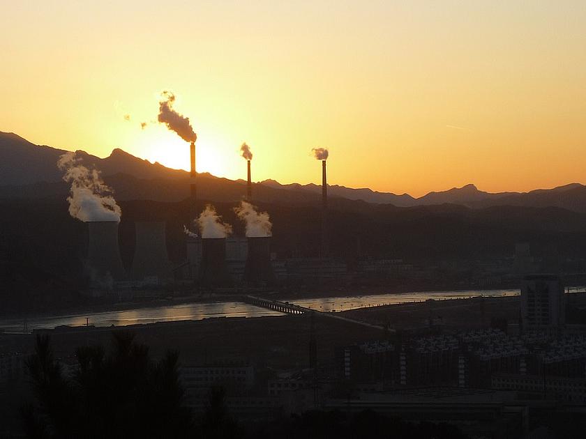 Die Luftverschmutzung ist in China ein riesiges Problem. Die vielen Kohlekraftwerke stoßen extrem viel CO2 aus, weswegen diese Form der Energieerzeugung so schnell wie möglich reduziert werden muss. (Foto: Gustavo M, flickr.com/photos/desdegus/312254978
