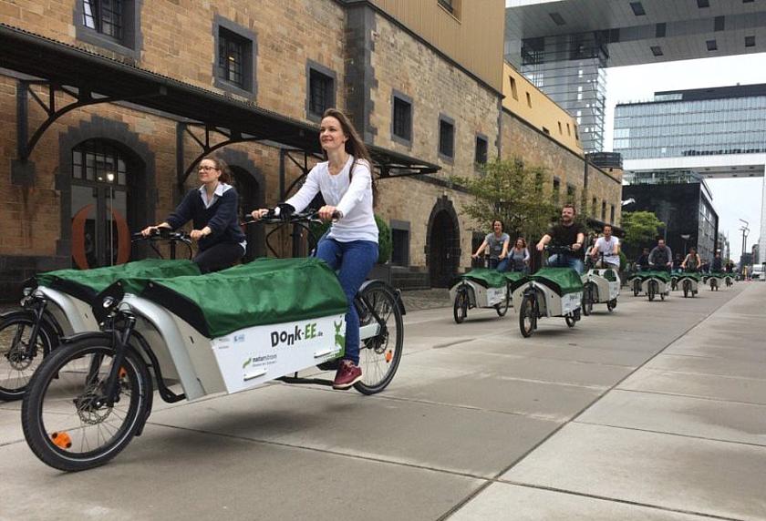 In Köln gibt es jetzt eine Alternative zum Auto: Lust auf nachhaltige Mobilität macht dort das Lastenrad-Sharing mit DonkEE – das bislang größte Projekt dieser Art in Europa. Die Elektro-Lastenräder fahren mit Ökostrom von NATURSTROM.