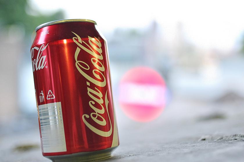 Der Getränkehersteller Coca-Cola bekämpft seit Jahren Mehrwegsysteme sowie höhere Umweltstandards in ganz Europa, zeigen Recherchen der Deutschen Umwelthilfe. (Foto: <a href="https://www.flickr.com/photos/chodhound/5837037397/" target="_blank">Adrian S