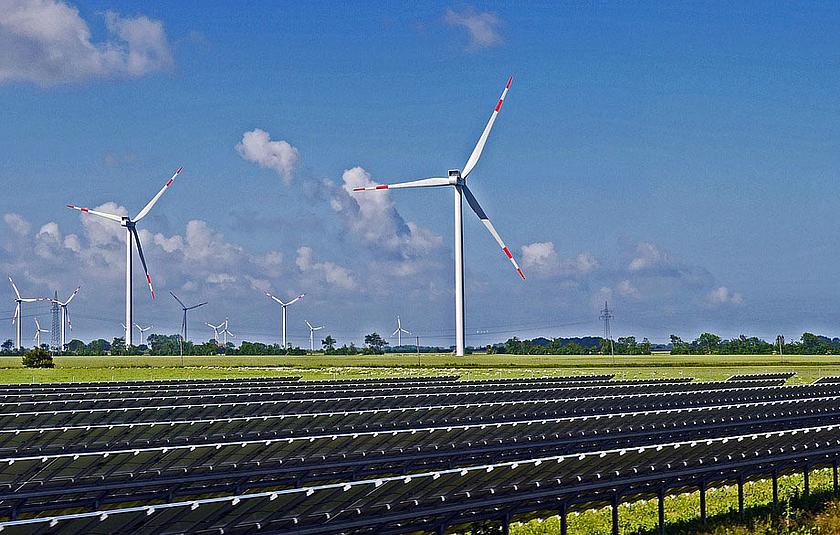 Windstrom könnte den IRENA-Experten zufolge bis 2025 um bis zu 26 Prozent und Solarstrom bis zu 59 Prozent günstiger werden. (Foto: pixabay.com, CC0 Public Domain)
