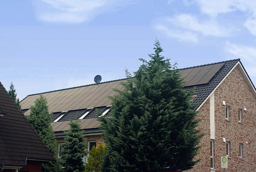 Im niedersächsischen Weyhe bei Bremen haben sich Bauherr und Mieter mit dem Ökoenergieversorger NATURSTROM zusammengetan und beziehen nun ihren Solarstrom vom eigenen Dach. (Foto: © NATURSTROM AG)