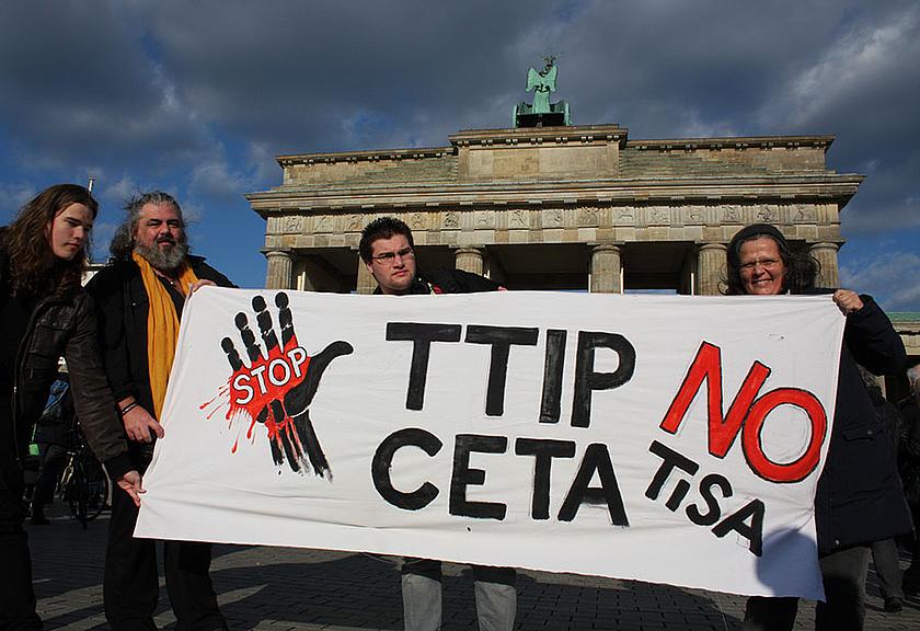 Das Freihandelsabkommen TiSa soll den Dienstleistungs-Markt liberalisieren und ist aufgrund der Diskussionen über TTIP und CETA in den Hintergrund geraten. Nun belegen Geheimpapiere, dass das Abkommen den Pariser Klimaschutzzielen widerspricht. (Foto: <a
