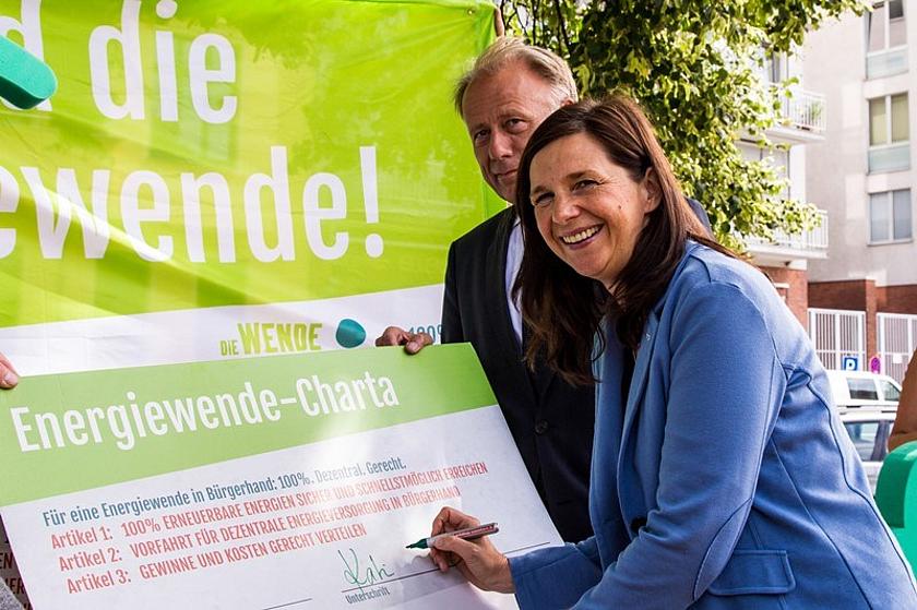 Schon ein bisschen länger her: Die Grünen beim Unterzeichnen der Energiewende-Charta für ein Bündnis mit mehr Bürgerenergie.(Foto: © BBEn)