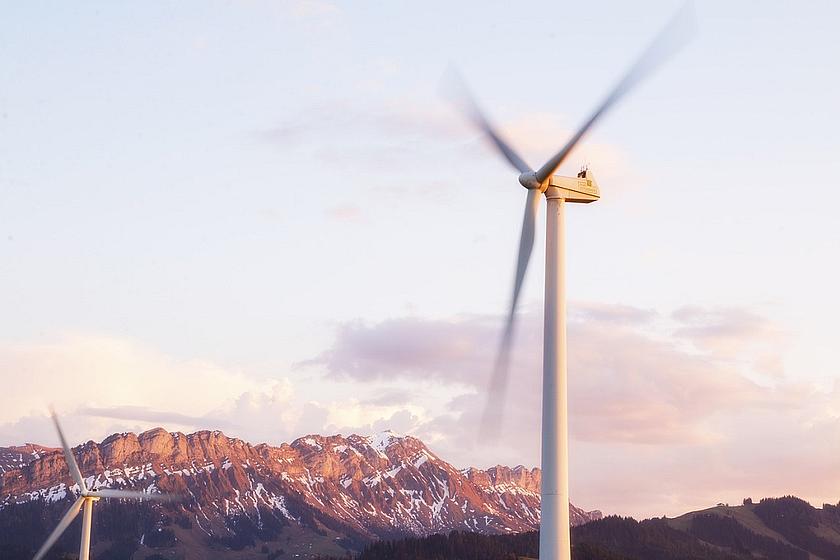 Mit einer deutlichen Mehrheit hat sich die Schweizer Bevölkerung am Sonntag für einen Ausstieg aus der Atomenergie und eine stärke Förderung der Erneuerbaren ausgesprochen. Die Windenergie hat aktuell noch einen sehr geringen Anteil am Strommix. (Foto