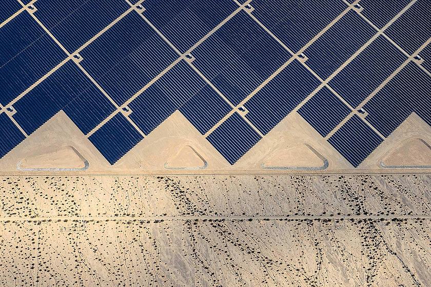 Die Solarfarm Desert Sunlight in der Colorado Desert Kalifornien. Die 2015 fertiggestellte Anlage ist Teil des weltweiten Wachstums Erneuerbarer Energien und versorgt 160.000 kalifornische Haushalte mit Strom. (Foto: <a href="https://flic.kr/p/rpv4bP" tar