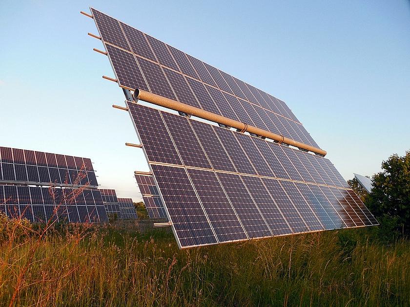 Mit dem Rekordwert von 5,57 TWh erreichten Photovoltaik-Anlagen im Mai einen Anteil von 12,4 Prozent an der Nettostromerzeugung und lagen quasi gleichauf mit der Kernenergie. (Foto: <a href="https://pixabay.com/de/solarzellen-solar-solarenergie-796700/" t