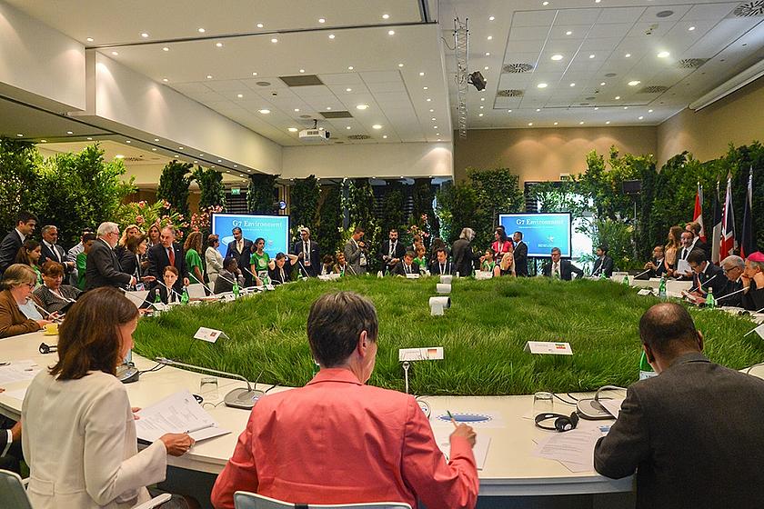 „Das Pariser Abkommen ist unumkehrbar und nicht verhandelbar“, fasst Barbara Hendricks – vorne im Bild sitzend – die Ergebnisse des G7-Umweltminister-Treffens zusammen. (Foto: <a href="http://www.g7italy.it/en/multimedia/environment-ministerial-me