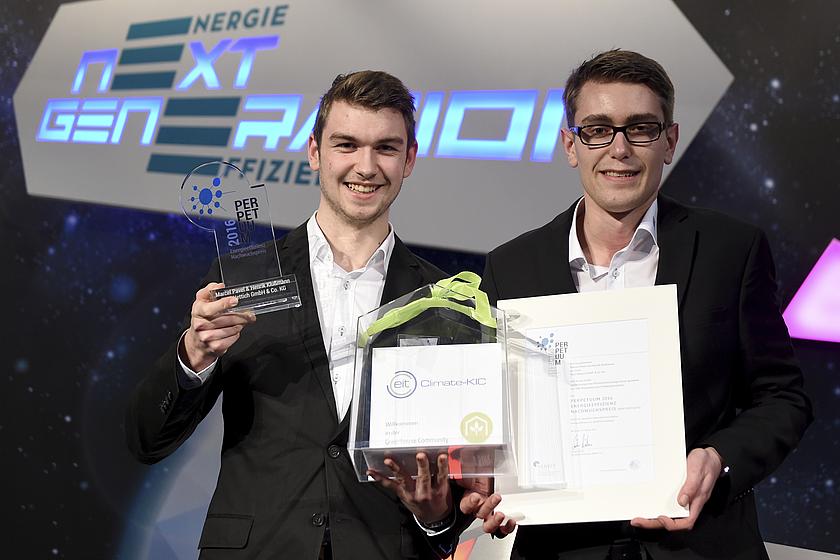 Das waren die Gewinner des PERPETUUM 2016 Energieeffizienz Nachwuchspreises:  Marcel Pavel und Henrik Klußmann (Paul Hettich GmbH & Co.KG)  für die Optimierung einer Pulverlackiermaschine. Die beiden Azubis aus dem dritten Lehrjahr entwickelten selbstä