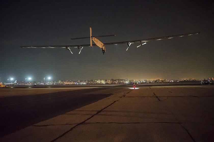 Nach 40.000 Kilometern und rund 510 Stunden Flugzeit ist das Solarflugzeug „Solar Impulse 2“ sicher in Abu Dhabi gelandet. (Foto: © Solar Impulse)