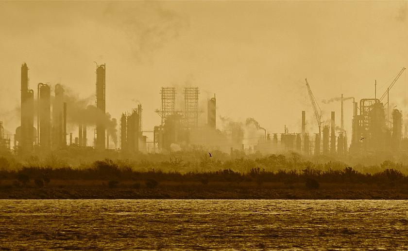Eine ExxonMobil Raffinerie in Baytown im US-Bundesstaat Texas. Etwa zwei Drittel des weltweiten CO2-Ausstoßes ist auf nur 90 Unternehmen zurückzuführen, die zum größten Teil Erdöl, Gas oder Kohle produzieren. (Foto: <a href=" https://www.flickr.com/