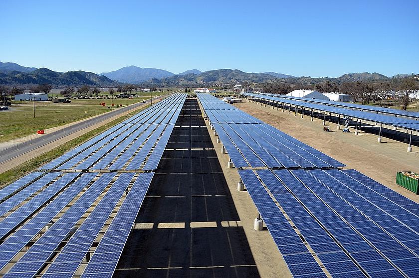 Bereits 2025 könnte Strom aus neuen Solaranlagen im weltweiten Durchschnitt günstiger herzustellen sein als Kohlestrom. (Foto: © <a href="https://www.flickr.com/photos/sacramentodistrict/8574256295/">U.S. Army photo by John Prettyman/Released</a>)