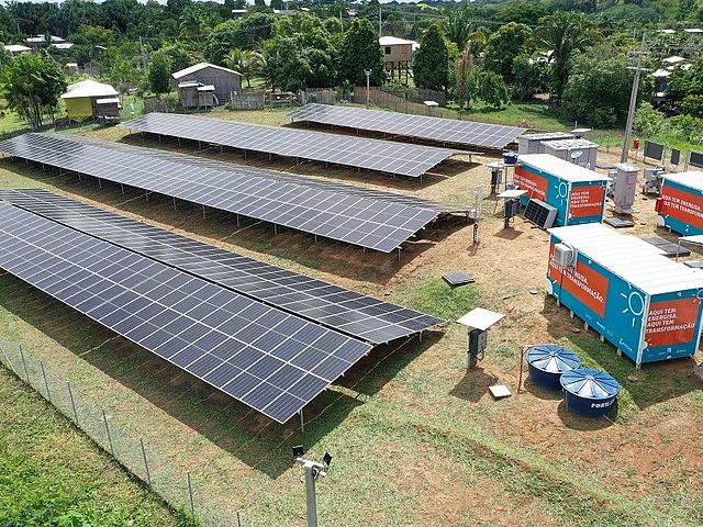 Solar gestütztes Microgrid im Herzen des Amazonas-Regenwaldes. 
