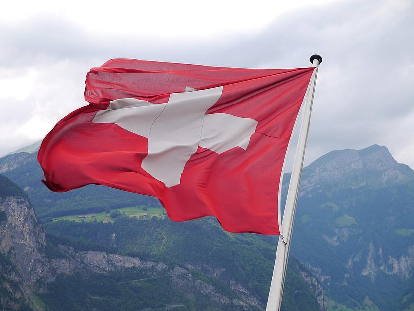 Die Schweiz hat das historische Klimaabkommen von Paris ratifiziert. Das Land verpflichtet sich dazu, seinen CO2-Ausstoß bis 2030 zu halbieren. (Foto: <a href="https://pixabay.com/de/schweiz-flagge-schweizer-flagge-1244171/" target="_blank">hagu81 / pixa