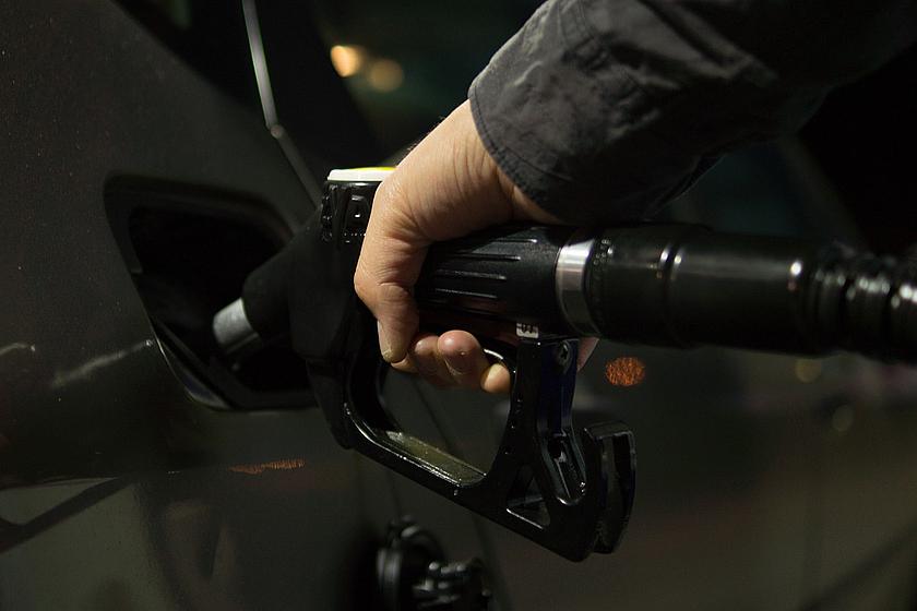 Tanken könnte zukünftig für viele Autofahrer immer teurer werden, die Anschaffung eines Stromers dagegen lukrativer. (Foto: <a href="https://pixabay.com/de/benzin-diesel-gas-automobil-preise-996617/" target="_blank">Skitterphoto / pixabay.com</a>, CC0 