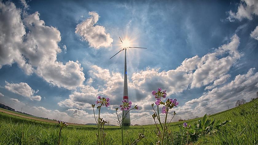 Zur Erreichung der Klimaschutzziele und Dekarbonisierung hat Agora Energiewende sieben Energie-Megatrends für die zweite Phase der Energiewende vorgestellt. (Foto: <a href="https://pixabay.com/de/windrad-sonne-sonnenstrahlen-wolken-2222471/" target="_bla