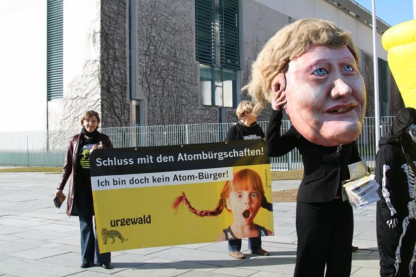 Protestaktion „Ich bin doch kein Atombürger“ vor dem Kanzleramt (Foto: © urgewald)