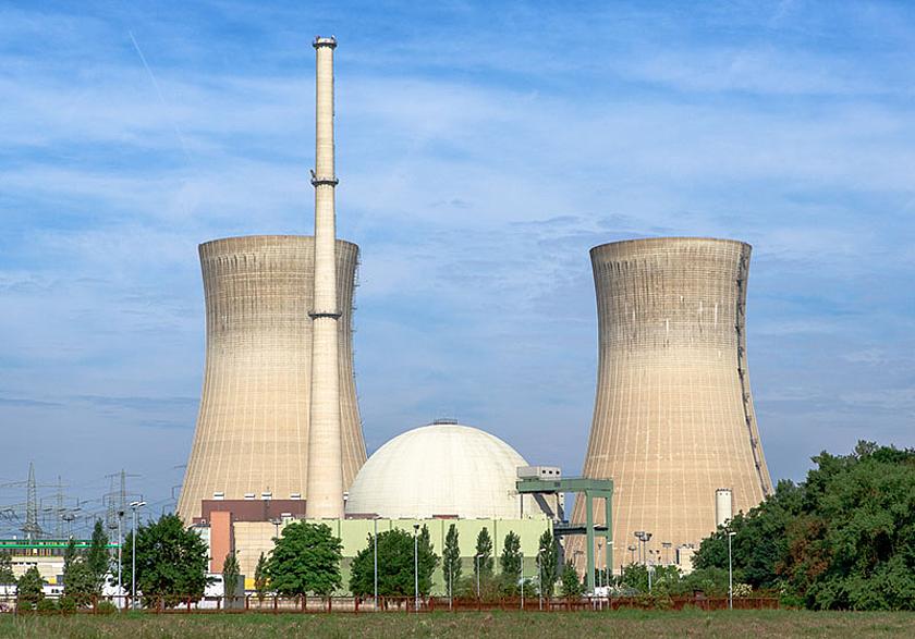 Das Kernkraftwerk Grafenrheinfeld in Unterfranken wurde im Sommer 2015 stillgelegt. E.ON geht davon aus, dass der Rückbau mindestens 12 Jahre dauern wird, andere sprechen von 20 Jahren. Die Menge an Atommüll ist nicht bekannt. (Foto: Avda, CC BY-SA 3.0,