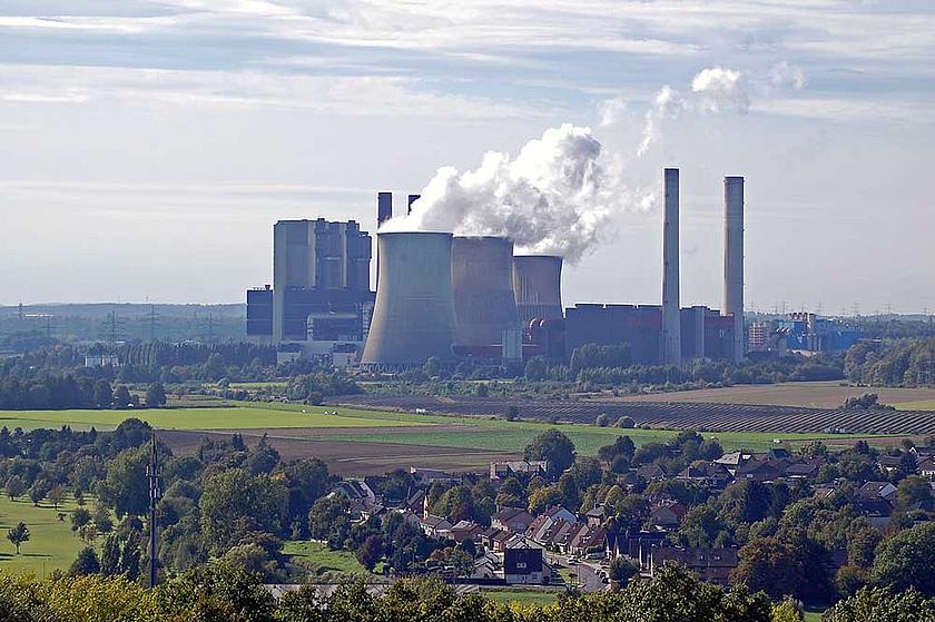 Das RWE-Braunkohlekraftwerk Weisweiler in Eschweiler stieß allein im Jahr 2013 laut dem europäischen Schadstoffregister u.a. 18.800.000.000 kg Kohlendioxid (CO2), 12.700.000 kg Stickstoffoxide (NOx/NO2) und 5.390.000 kg Schwefeldioxide (als SOx/SO2) aus