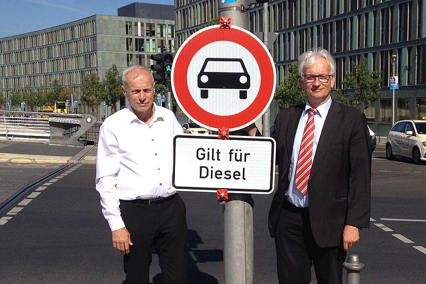 Der internationale Verkehrsexperte Axel Friedrich (links) und Bundesgeschäftsführer der DUH Jürgen Resch (rechts). Nordrhein-Westfalen will die generelle Rechtslage für ein Fahrverbot von Dieselwagen bei hoher Luftverschmutzung durch das Bundesverwalt