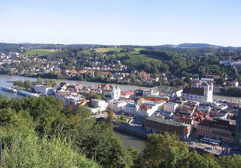 Luftbild Altstadt von Passau mit ländlicher Umgebung