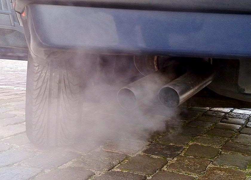Nun schaltet sich auch das Umweltbundesamt in den Diesel-Skandal ein. Mit eigenen Messungen unter realen Fahrbedingungen will es damit schmutzige Fahrzeuge aus deutschen Innenstädten fernhalten. (Foto: © Rderijcke, https://commons.wikimedia.org/wiki/Fil
