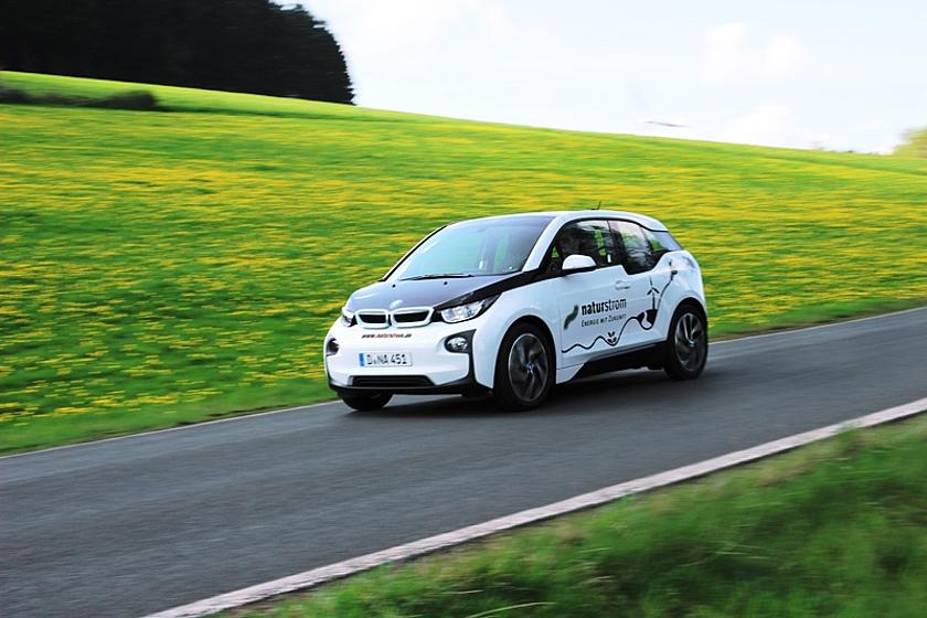 Der BMWi 3 im Praxistest – eher ein Stadtauto, doch auch Landausflüge sind möglich, mit etwa 130 Kilometer Reichweite bis zur nächsten langen Ladepause. (Foto: NATUSTRROM AG)