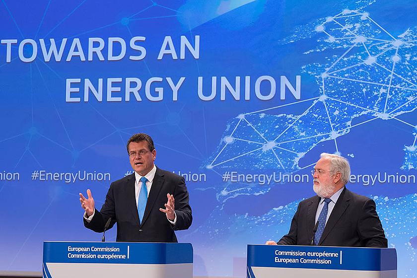 Auf einer gemeinsamen Pressekonferenz stellten Maroš Šefčovič, Vize-Präsident der EU-Kommission und zuständig für die Energieunion und Energie- und Klimakommissar Miguel Arias Cañete das Energie-Sommerpaket vor. (Foto: © European Union, 2015)