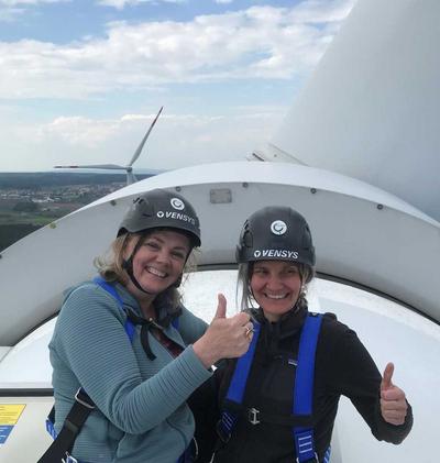 Bürgerenergie - Zwei Frauen auf Windrad