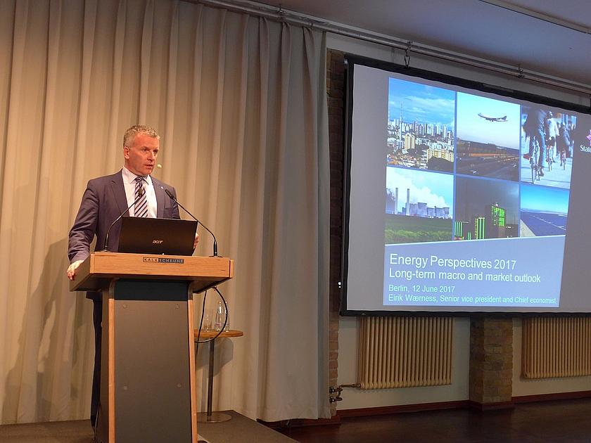 Der Chefvolkswirt von Statoil Eirik Wærness bei der Präsentation der Studie Energy Perspectives 2017 in Berlin. (Foto: H.C. Neidlein)