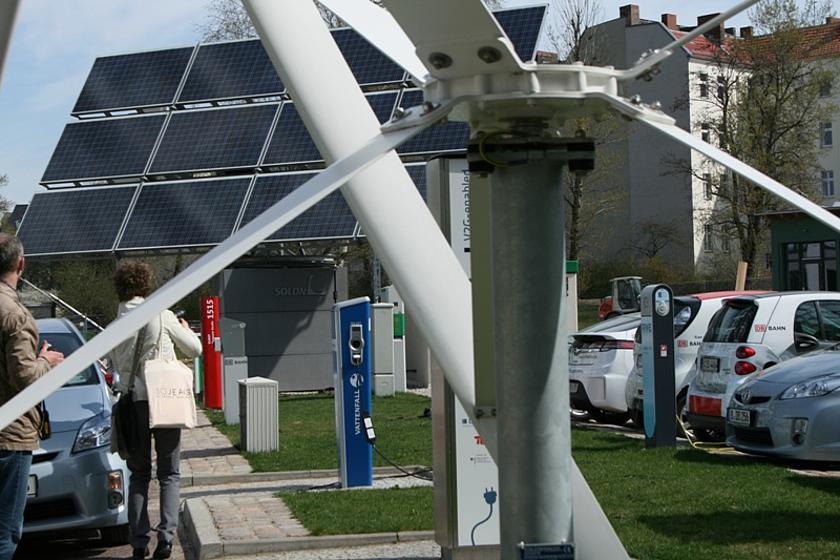 Für eine erfolgreiche Energiewende müssen Strom, Wärme- und Verkehrssektor viel enger im Zuge des Ausbaus der Erneuerbaren Energien verknüpft werden – wie hier auf dem EUREF-Gelände in Berlin. (Foto: Nicole Allé)
