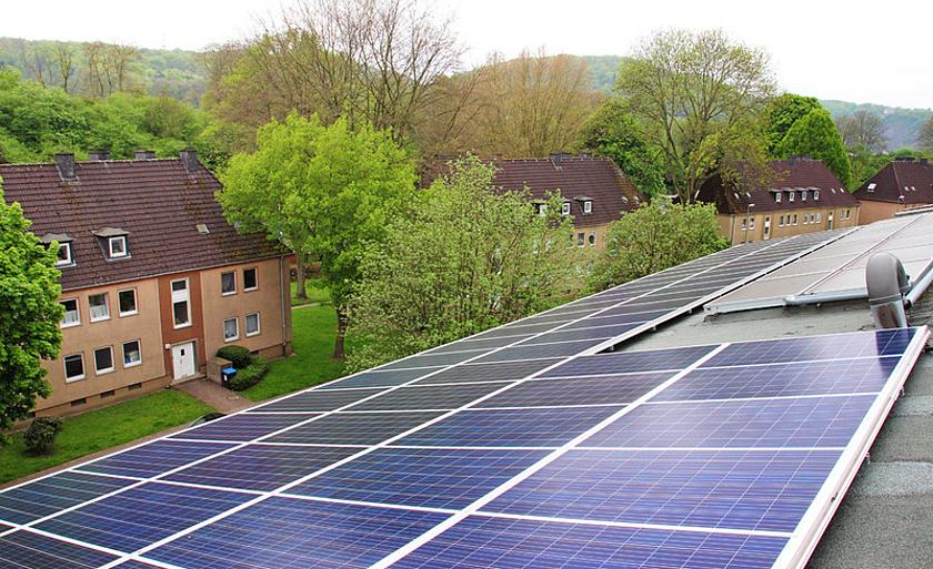 Der Öko-Energieversorger NATURSTROM AG hat auf dem Dach eines Mehrfamilienhauses in Hattingen eine Photovoltaikanlage errichtet und versorgt die Bewohner nun mit einem Mix aus hausgemachtem Solarstrom und Ökostrom aus dem Netz. Hier wohnen mehrere Gener