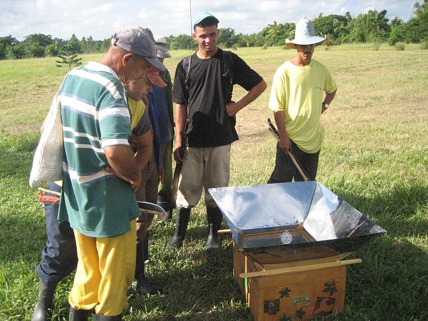 Kuba: Experiment mit einem Solarkocher(Foto: Dr. Edgar Göll)
